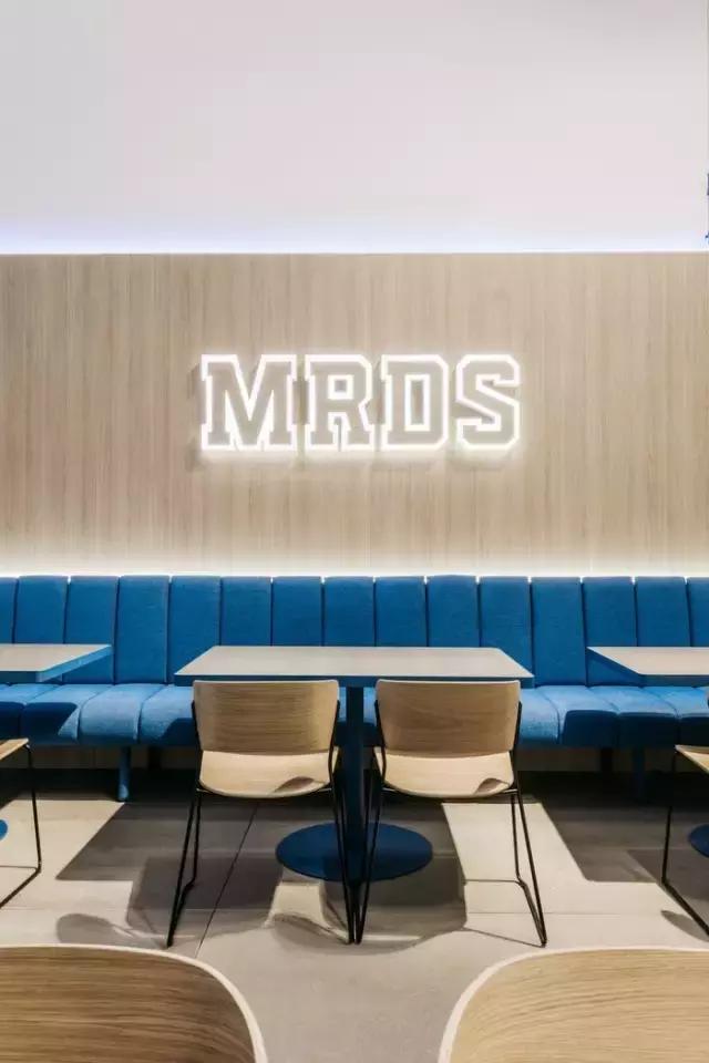 就喜歡這種天馬行空的藍,馬德里Movistar Riders辦公室設計