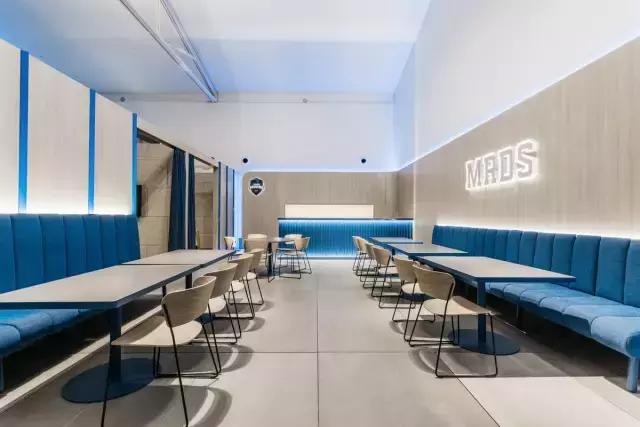 就喜歡這種天馬行空的藍,馬德里Movistar Riders辦公室設計