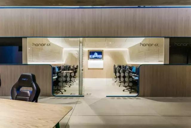 就喜歡這種天馬行空的藍,馬德里Movistar Riders辦公室設計